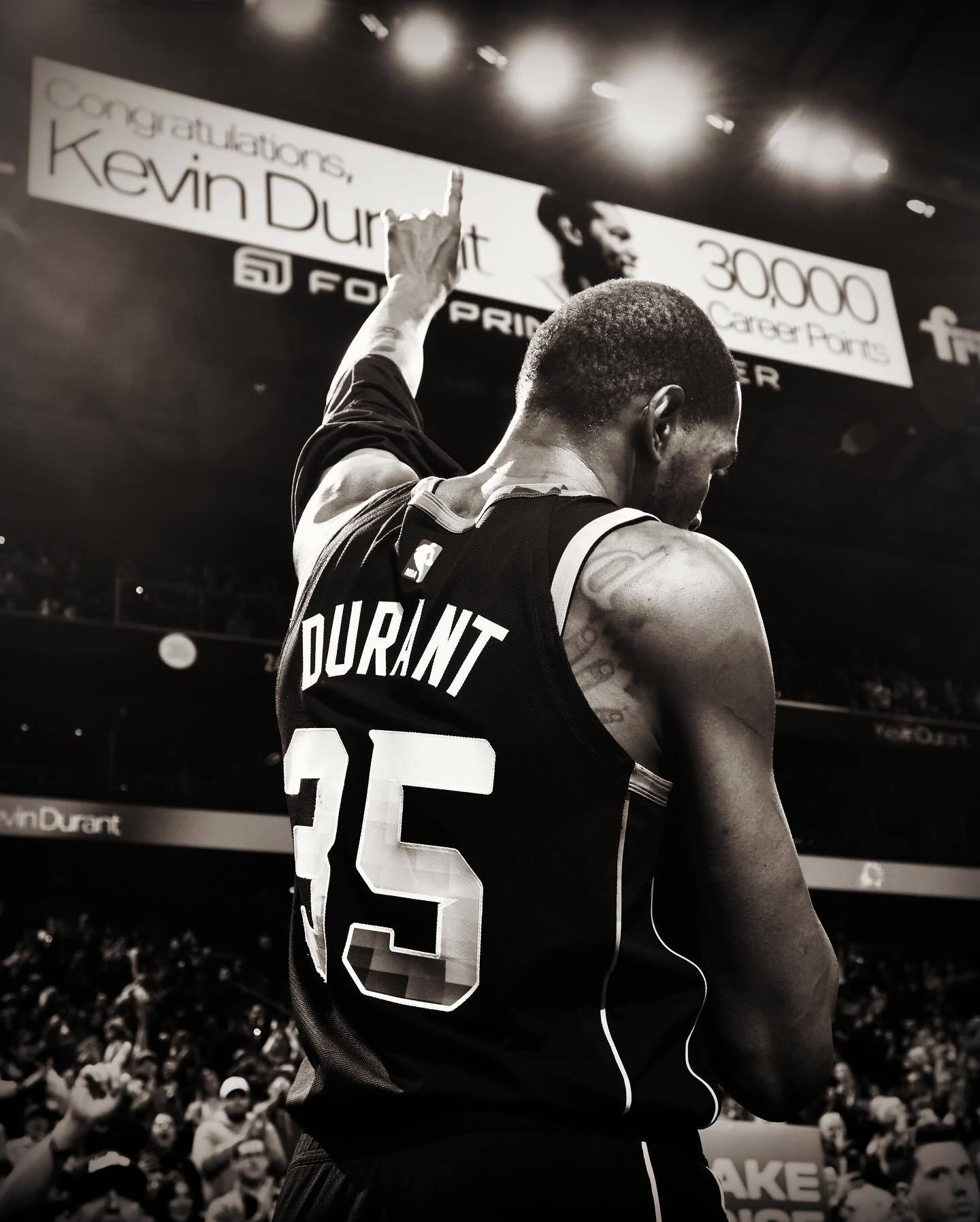 易游体育平台-勇士绝杀时刻，杜兰特点燃赛场，逆转取胜迎来胜利！