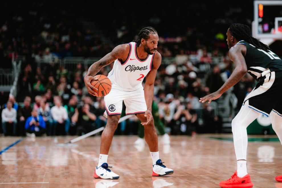 易游-雄鹿险胜连续三场30+，哈登关键表现点燃全场！